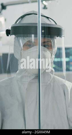 Porträt eines Sanitäter, der einen Anzug mit Hazmat in der Sperrzone in der Einrichtung trägt. Sanitäter, die in einem Gebiet mit Coronavirus-Infektion arbeiten, isoliert, um vor dem Ausbruch von Covid 19 und einer Pandemie zu schützen. Stockfoto