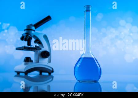 Mikroskop, Glaswaren, Laborbecher, Wissenschaftsexperiment Stockfoto