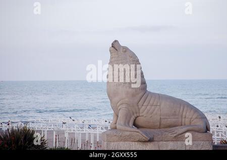 Waterfront mit Seelöwenskulptur, Mar del Plata, Buenos Aires, Argentinien Stockfoto