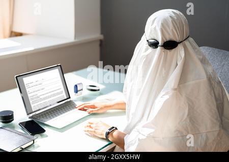 Ghostwriter Schreibt Auf Dem Bürocomputer. Ghost Writer Mit Laptop Stockfoto