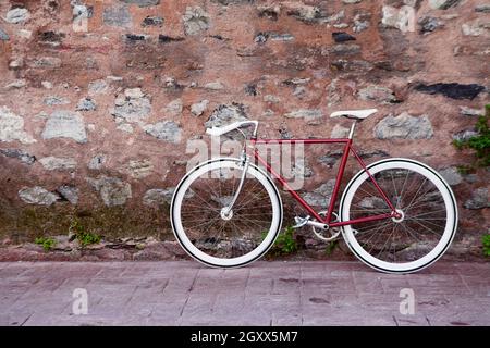 Fahrrad an einer Steinmauer gelehnt, Türkei Stockfoto