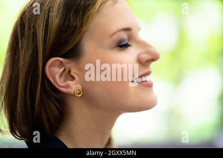 Saubere Luft Atmen Mit Geschlossenen Augen, Geruch Der Natur Stockfoto