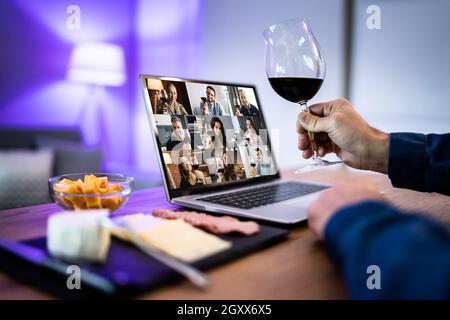 Virtuelle Weinprobe Dinner-Event Online Mit Laptop Stockfoto
