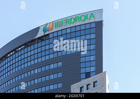 VALENCIA, SPANIEN - 05. OKTOBER 2021: Iberdrola ist ein spanisches multinationales Energieversorgungsunternehmen mit Sitz in Bilbao, Spanien. Stockfoto