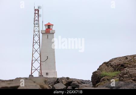 Leuchtturm neben dem NATO-Stützpunkt auf der Halbinsel Stokksnes neben der Stadt Hofn in Island Stockfoto
