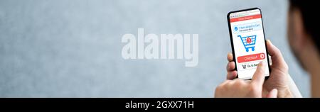 Online-E-Commerce-Shopping-Kasse Auf Handy Stockfoto