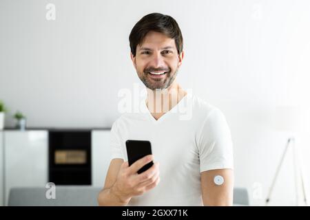 Continuous Glucose Monitor Blutzucker-Test Smartphone App Stockfoto