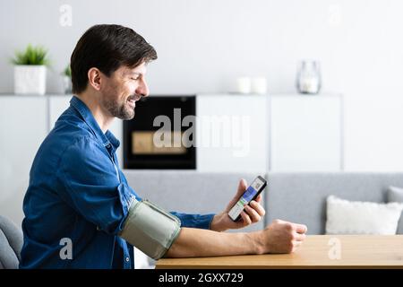 Blutdruckmessung Mit Dem Smart Monitor. Afrikanischer Patient Stockfoto