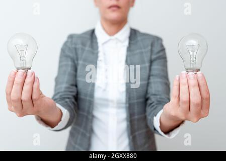 Dame Mit Zwei Glühbirnen In Den Händen Und Formellem Outfit Präsentiert Weitere Ideen Für Das Projekt, Business Woman Holding 2 Lampen Zeigt Late Technologie Stockfoto