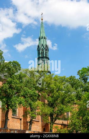 Blick auf die Sandomierz Kathedrale und den Glockenturm, Sandomierz, Polen. Es ist eine gotische Kathedrale, die 1360 erbaut wurde Stockfoto