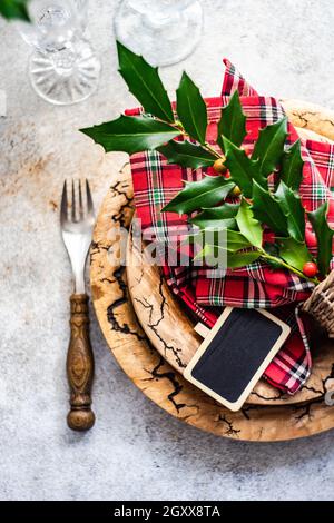 Festlicher Ort mit Stechpalme Dekorationen für Weihnachten Stockfoto