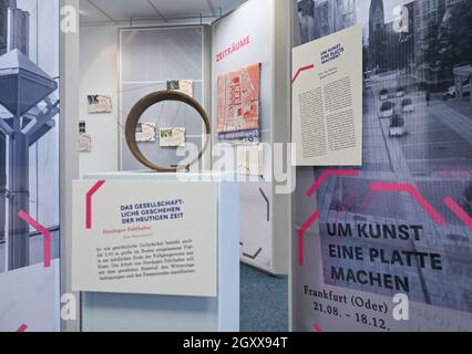 24. September 2021, Brandenburg, Frankfurt (oder): "Um Kunst eine Platte machen" lautet der Titel einer Ausstellung über die große Scharrnstraße, eine spätsozialistische Fußgängerzone. In dieser Straße befindet sich auch das Kunstgeschäft 'Kukuryku'. In der deutsch-polnischen Partnerstadt Frankfurt (oder) - Slubice hat sich offenbar eine vielfältige Kunst- und Kulturszene entwickelt, die nur Insider kennen. Das wird sich mit dem Kunstladen 'Kukuryku!' ändern. Foto: Patrick Pleul/dpa-Zentralbild/dpa Stockfoto