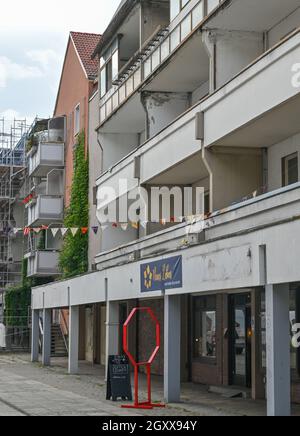 24. September 2021, Brandenburg, Frankfurt (oder): In der Großen Scharrnstraße, einer spätsozialistischen Fußgängerzone, befindet sich der Kunstladen Kukuryku. In der deutsch-polnischen Partnerstadt Frankfurt (oder) - Slubice hat sich offenbar eine vielfältige Kunst- und Kulturszene entwickelt, die nur Insider kennen. Das wird sich mit dem Kunstladen 'Kukuryku!' ändern. Foto: Patrick Pleul/dpa-Zentralbild/dpa Stockfoto