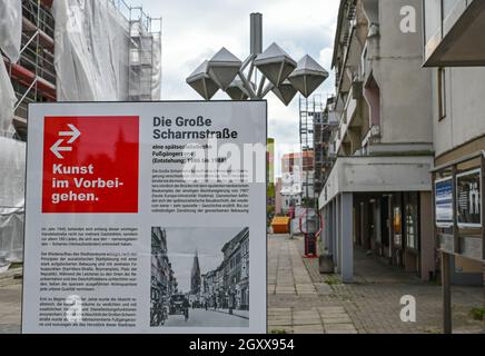 24. September 2021, Brandenburg, Frankfurt (oder): Am Anfang der Straße steht ein Schild mit Informationen über die große Scharrn-Straße, eine spätsozialistische Fußgängerzone. Hier befindet sich auch der Kunstladen 'Kukuryku'. In der deutsch-polnischen Partnerstadt Frankfurt (oder) - Slubice hat sich offenbar eine vielfältige Kunst- und Kulturszene entwickelt, die nur Insider kennen. Das wird sich mit dem Kunstladen 'Kukuryku!' ändern. Foto: Patrick Pleul/dpa-Zentralbild/dpa Stockfoto