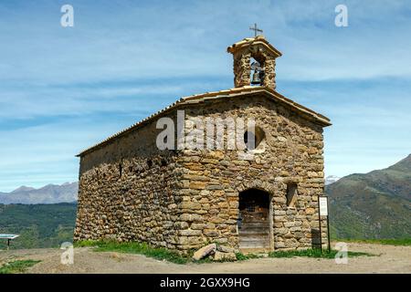 Hermitage und Aussichtspunkt San Salvador de Irgo de Tor, ein Stadtheiligtum der Gemeinde Pont de Suert (Alta Ribagorza, Provinz Lleida, Stockfoto