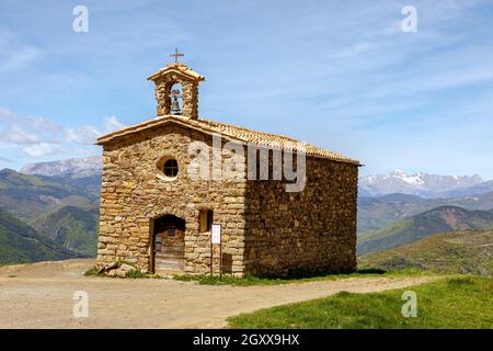 Hermitage und Aussichtspunkt San Salvador de Irgo de Tor, ein Stadtheiligtum der Gemeinde Pont de Suert (Alta Ribagorza, Provinz Lleida, Stockfoto