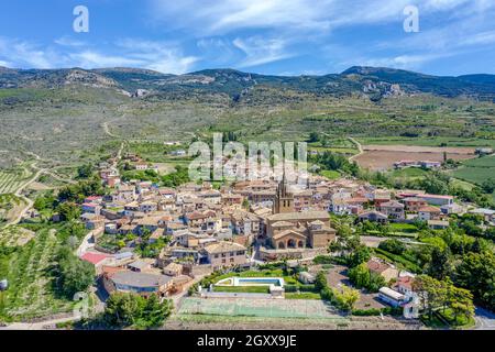 Panoramablick auf die Stadt Loarre Aragon Huesca Spanien, im Vordergrund die Kirche von San Esteban, alte Häuser, enge Gassen, im Hintergrund die Cas Stockfoto