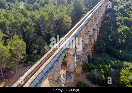 Blick auf das römische Aquädukt Pont del Diable, Tarragona, Spanien. Detail Oberer Teil des Wasserkanals Stockfoto