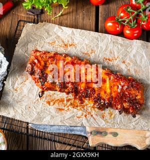 Würzige Spare Ribs mit gebackenen Kartoffeln und saurer Rahm Stockfoto