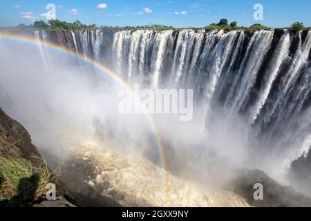 Victoria Falls mit Regenbogen. Victoria Falls National Park, Simbabwe, Afrika Stockfoto