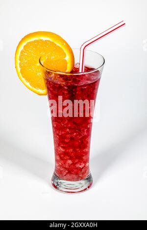 Erfrischendes, typisches Sangria-Getränk aus Spanien, Orangenscheibe Stockfoto