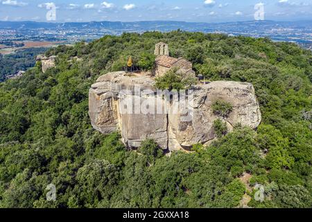 Sant Feliu de Savassona ist eine romanische Kirche in Tavernoles (Osona), die im Inventar des architektonischen Erbes Kataloniens enthalten ist. Spanien Stockfoto