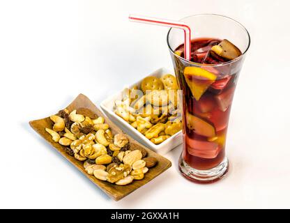 Erfrischendes, typisches Sangria-Getränk aus Spanien, mit Eis und Früchten. Mit Muttern Stockfoto