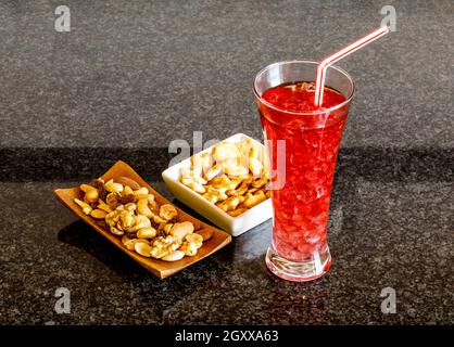 Erfrischendes, typisches Sangria-Getränk aus Spanien, mit Eis und Früchten. Mit Muttern Stockfoto