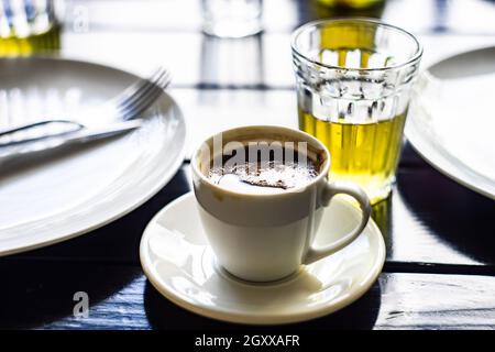 Türkischer Kaffee und ein Glas Limonade auf einem Tisch Stockfoto