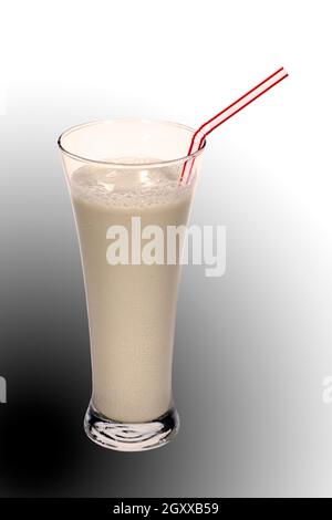 Horchata ist ein Getränk, das aus dem Saft von Tigernüssen und Zucker hergestellt wird. Er stammt aus Valencia, Spanien und ist ein erfrischendes Getränk. Isolierter Hintergrund mit Schwarz Stockfoto