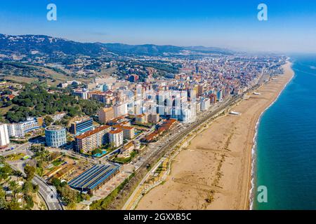 Drohnenbild über der Costa Brava Küste, kleines Dorf Calella, Barcelona Spanien Stockfoto