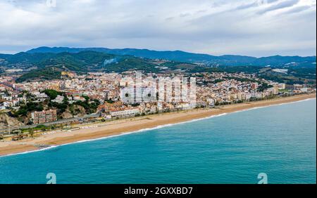 Luftpanorama der Stadt Canet de Mar bei Sonnenaufgang. Befindet sich in El Maresme, Barcelona, Spanien Stockfoto