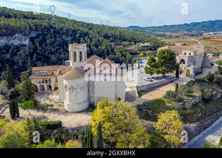 Schloss und Santa Maria Kirche in Sant Marti Sarroca Katalonien Spanien Stockfoto