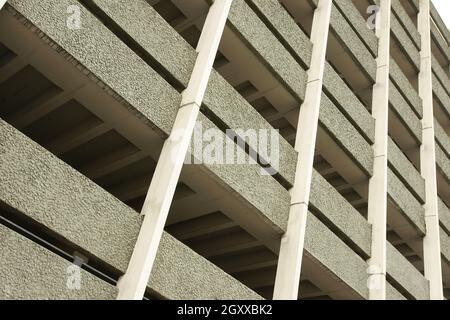 Brutalistisches Design aus der Mitte des Jahrhunderts, parkplatz in der pryme-Straße, brutalistische Architektur der 1960er Jahre, Kingston upon Hull Stockfoto