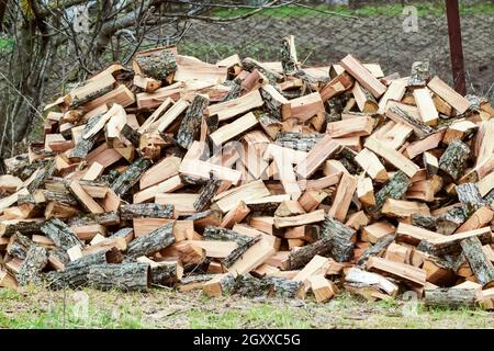 Ein Stapel von Platten Brennholz. Geerntete Holz für den Ofen. Stockfoto