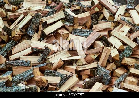 Ein Stapel von Platten Brennholz. Geerntete Holz für den Ofen. Stockfoto