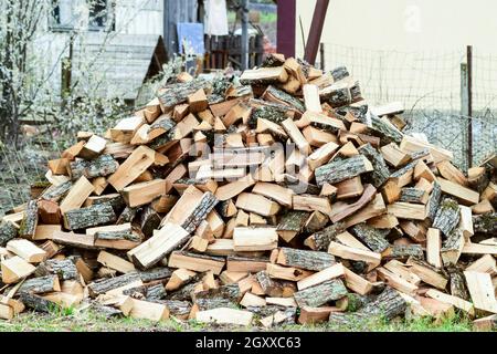 Ein Stapel von Platten Brennholz. Geerntete Holz für den Ofen. Stockfoto