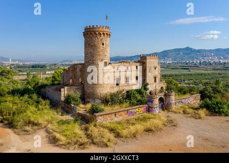 Santa Coloma de Cervello, Spanien - 27. August 2020: Mittelalterliche Burg von Katalonien, erbaut im XII Jahrhundert Stockfoto