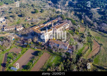 Kloster San Jeronimo de la Murtra, in der Provinz Badalona, Barcelona, Spanien. Erbaut im gotischen Stil zu Beginn des 15. Jahrhunderts. Luftaufnahme Stockfoto