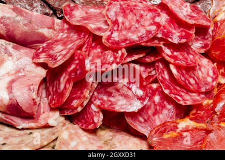 Viel spanischer serrano-Schinken und spanische Wurst, Fuet, iberischer Schweinelende Stockfoto