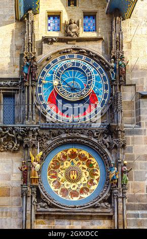 Prag, Tschechische republik - 12. September 2019: Schöne große Vintage-Uhr mit Pfeilen und Dekorationen in Form von Figuren und Stuck in der Mitte o Stockfoto