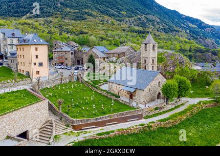 Die Kirche Sant Joan de Boi ist eine römisch-katholische Kirche, die im XII Jahrhundert aus rauen Steinen erbaut wurde. Es hat drei Schiffe, nur die Apsis und den lombardischen Stil Stockfoto