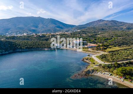 Port Lligat in Spanien mit einem Baum im Vordergrund. Port Lligat ist ein Dorf an der Costa Brava im Nordosten Kataloniens in Spanien. Salvador D. Stockfoto