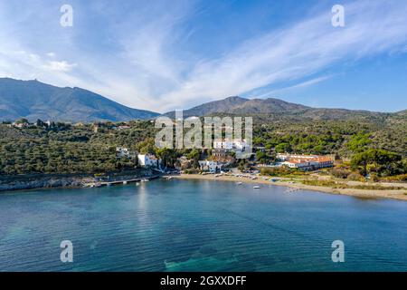 Port Lligat in Spanien mit einem Baum im Vordergrund. Port Lligat ist ein Dorf an der Costa Brava im Nordosten Kataloniens in Spanien. Salvador D. Stockfoto