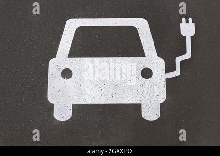 Symbol für die Ladestation für Elektroautos auf Asphalt lackiert - E-Mobility-Konzept Stockfoto