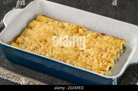 Cannelloni Pasta gefüllt mit Ricotta und Spinat Stockfoto