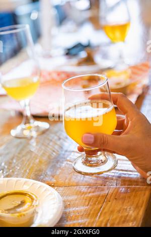 Weibliche Hand Glas Micro Brew Bier an der Bar. Stockfoto