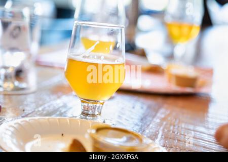 Zusammenfassung von kleinen Glas Micro Brew Bier an der Bar. Stockfoto