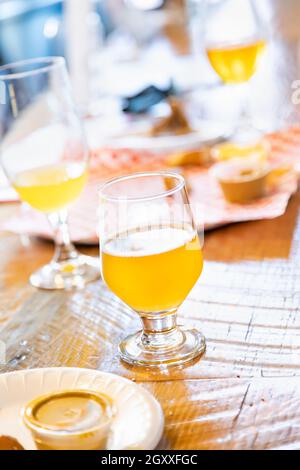 Zusammenfassung von kleinen Glas Micro Brew Bier an der Bar. Stockfoto