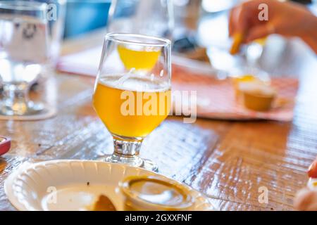 Zusammenfassung von kleinen Glas Micro Brew Bier an der Bar. Stockfoto